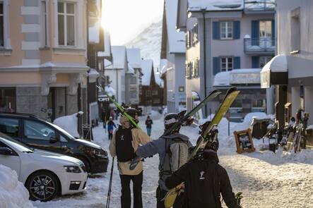 Strassenszene im Dorf von Andermatt im Skigebiet Andermatt-Oberalp-Sedrun, am Samstag, 12. Februar 2022. (KEYSTONE/Urs Flueeler)