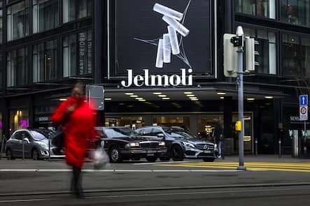 Eine Passantin geht vor dem Warenhaus Jelmoli an der Bahnhofstrasse in Zuerich, am Montag, 6. Februar 2023 in Zuerich. Die Besitzerin von Jelmoli, die Immobiliengesellschaft Swiss Prime Site (SPS) teilte am Montag mit, dass sie das Jelmoli-Haus an der Zuercher Bahnhofstrasse auf Ende des Jahres 2024 schliessen wird und das Gebäude umgebaut und in neuer Form betrieben wird. 850 Stellen sind von der Schliessung des Traditionshaus betroffen.. (KEYSTONE/Michael Buholzer).