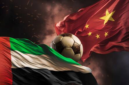 Die Flaggen von China und den Vereinigten Arabischen Emirate und in der Mitte ein Fussball