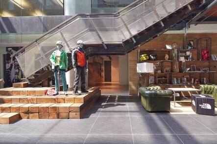 VF Corporation im Tessin: Im ganzen Gebäude präsentieren sich die Brands wie The North Face im passenden Umfeld.