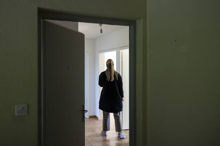 Eine Interessentin waehrend einer Wohnungsbesichtigung in einer Wohnung der Liegenschaften Stadt Zuerich (LSZ) am Dienstag, 28. Maerz 2023 in Zuerich. (KEYSTONE/Michael Buholzer)