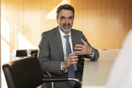 Urban Angehrn, Direktor der Eidgenoessischen Finanzmarktaufsicht, Finma, fotografiert waehrnd eines Gespraechs am Montag, 14. Maerz 2022, am Hauptsitz der Finma in Bern. (KEYSTONE/Christian Beutler)