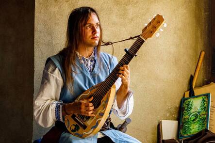 Google tauft seinen Chatroboter Bard. Eine Anlehnung an den mittelalterlichen Barden, so spekuliert Chat GPT.