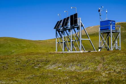 Wird hier künftig Winterstrom produziert? Test-Panels in den Alpen für das Solarkraftwerk-Projekt Grengiols Solar im Saflischtal (VS).