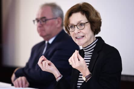 Muss dem Vorstandsausschuss eine Bilanz liefern: Monika Rühl, Direktorin von Economiesuisse. Im Hintergrund der Präsident Christoph Mäder.