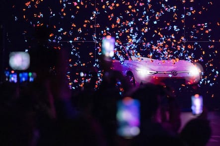 VW ID.7: Das knapp fünf Meter lange Auto soll in seiner höheren Ausstattungsvariante Reichweiten von voraussichtlich bis zu 700 Kilometern schaffen.