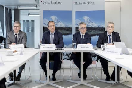 Oliver Buschan, Geschaeftsleitungsmitglied, Marcel Rohner, Praesident der Schweizerischen Bankiervereinigung, August Benz, stv. CEO und Geschaeftsfuehrer ad interim, Markus Staub, Bankiervereinigung, von links, an der Jahresmedienkonferenz der Schweizerischen Bankiervereinigung (Swiss Banking) am Standort in Zuerich am Dienstag, den 21. Maerz 2023. (KEYSTONE/Christian Merz)