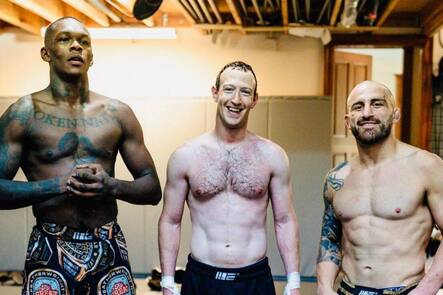 Mark Zuckerberg (M.) während eines Trainings mit den Mixed-Martial-Arts-Kämpfern Israel Adesanya (l.) und Alexander Volkanovski.