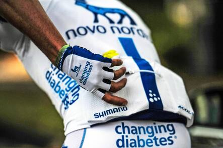 Ein Fahrer des professionellen Radsport-Teams von Novo Nordisk. Die Fahrer haben alle Diabetes