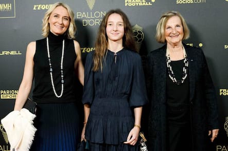 Die heimlichen Grandes Dames der Tour: Marie-Odile Amaury (rechts) und Tochter Aurore (links) besuchten mit der Enkelin die Vergabe des Ballon d’Or 2022 in Paris.
