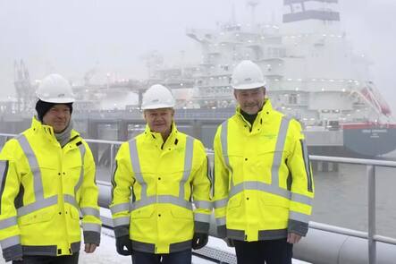 Eine Massnahme gegen die Abhängigkeit von russischem Gas: Die Eröffnung des LNG-Terminals im deutschen Wilhelmshaven mit Wirtschaftsminister Robert Habeck, Bundeskanzler Olaf Scholz und Finanzminister Christian Lindner.