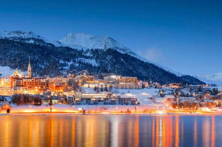Blick auf St. Moritz: Der mondäne Kurort ist bei Käuferinnen und Käufern von Luxusimmobilien gefragt.