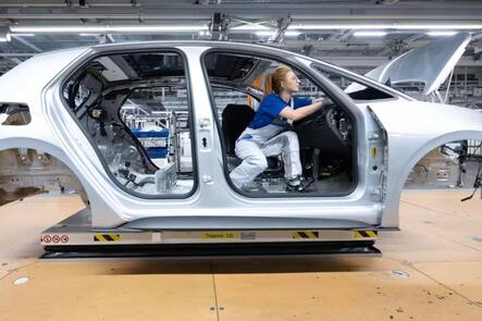 Elektrowagen von VW in der Montage