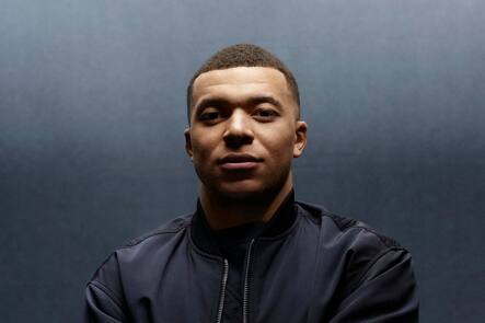 Der Hublot-Botschafter Kylian Mbappé mit der Big Bang e Gen3 UEFA Euro 2024.
