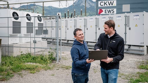 Grösster Schweizer Batteriespeicher stabilisiert Stromnetz Aufnahmen in der neuen Batteriespeicheranlage beim CKW Unterwerg in Ingenbohl, SZ. Aufgenommen am 13. Mai 2024. Auf dem Bild sind jeweils zu sehen: Marco Rueegg, CEO mwstorage (Blauer Kapuzenpulli), Dominik Eller, Leiter Origination CKW AG (Weisses Hemd, schwarze Jacke) sowie Christian Wagner-Boysen, Technischer Kundenprojektmanager (Schwarzes Hemd).