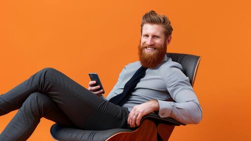 Säule 3a: Wer nicht wechselt, verschenkt ein Vermögen Junger Mann in einem Stuhl sitzend