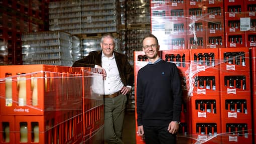 «Mit Martullo-Blocher würde ich den CEO-Posten nicht teilen» Foto: Linda Käsbohrer. 2.4.24. Doppel-Interview mit den Rivella-Co-CEOs Erland Brügger (rechts) und Silvan Brauen (links) in der Rivellaproduktionsstätte in Rothrist (AG). Mit Journalist Thomas Schlittler.