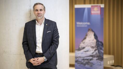 Schweiz Tourismus kippt nach 30 Jahren das goldene Edelweiss Martin Nydegger, Direktor Schweiz Tourismus, posiert an der Jahresmedienkonferenz, aufgenommen am Donnerstag, 22. Februar 2024 in Kilchberg. (KEYSTONE/Ennio Leanza)