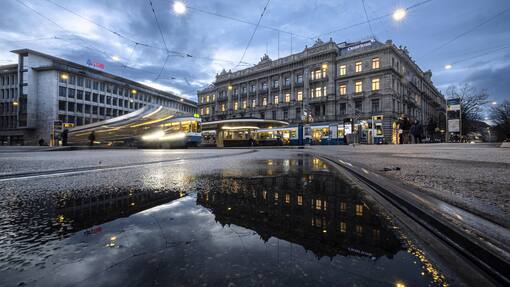 Ein neuer Bankenriese in Europa darf der UBS nicht egal sein A general view shows the headquarters of the Swiss banks Credit Suisse, right, and UBS, left, at Paradeplatz in Zurich, Switzerland on Sunday March 19, 2023. (KEYSTONE/Michael Buholzer).