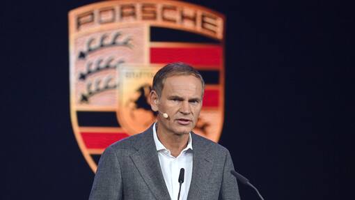 Porsche wirft Elektroziele über Bord – Aktie rauscht in die Tiefe Oliver BLUME Vorstandsvorsitzender der Dr. Ing. h. c. F. Porsche AG und der Volkswagen AG bei einem Vortrag am 05.09.2023 vor Porsche Logo,Markenemblem IAA Mobility 2023 in der Messe Riem vom 05.09.-10.09.2023 in Muenchen. *** Oliver BLUME Chairman of the Executive Board of Dr Ing h c F Porsche AG and Volkswagen AG at a lecture on 05 09 2023 in front of Porsche logo,brand emblem IAA Mobility 2023 at Messe Riem from 05 09 10 09 2023 in Munich.
