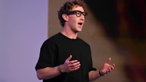 Zuckerberg hat die Zukunft im Fokus Meta CEO Mark Zuckerberg wears artificial intelligence-powered smart glasses and a wristband as he speaks during the company's Connect developer conference Wednesday, Sept. 17, 2025, in Menlo Park, Calif. (AP Photo/Nic Coury)