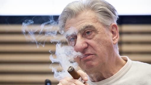 Swatch bereitet den Generationenwechsel vor Nick Hayek, CEO Swatch Group AG, smokes a cigar during a press conference to present the annual results for 2024, Wednesday, March 19, 2025, in Biel, Switzerland. (KEYSTONE/Peter Klaunzer)