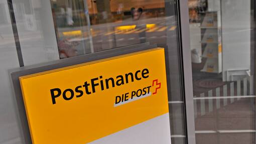 Postfinance streicht 141 Stellen ARCHIVBILD --- ZUR HEUTIGEN MELDUNG, DASS DER BUNDESRAT KUENFTIG DER POSTFINANCE ERLAUBEN WILL HYPOTHEKEN UND KREDITE ZU VERGEBEN, STELLEN WIR IHNEN FOLGENDES BILDMATERIAL ZUR VERFUEGUNG --- Postfinance Filiale der Post (KEYSTONE/EQ IMAGES/Andy Mueller)