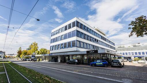 So dominant ist die Emil Frey Gruppe <p>Ein geschätzter Umsatz von 16,8 Milliarden Franken im Jahr 2024 macht die Emil Frey Gruppe zum grössten Autohändler Europas.</p>