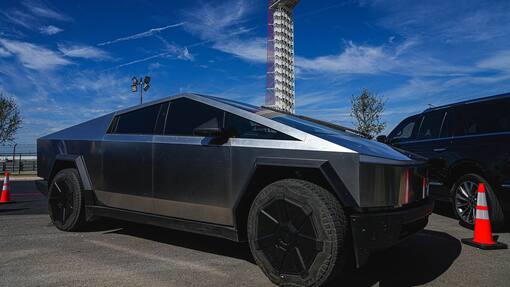 Tesla liefert erste Cybertrucks aus Der Cybertruck hat ein auffälliges Design, das ihn von anderen Pickups abhebt.