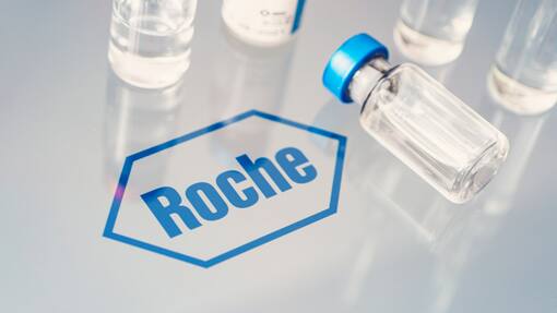 Roche legt für Schlankmacher-Deal Milliarden auf den Tisch Vials of liquid on a white table and the logo of a large pharmaceutical company Roche, Vials of liquid on a white table and the logo of a large pharmaceutical company Roche. March 15, Barnaul, Russia