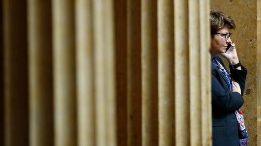 Amherds Mission impossible für den neuen Chef der Ruag? VBS-Chefin und Bundespräsidentin Viola Amherd hält sich im Hintergrund, wenn es um die Ruag geht: Am Telefon während einer Debatte im Nationalrat während der Wintersession.