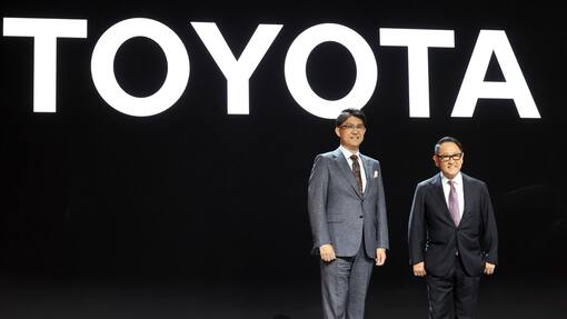 Toyota setzt auf Verbrenner mit alternativen Kraftstoffen Toyota-Präsident Koji Sato (links) und Chairman Akio Toyoda an der Japan Mobility Show 2023.