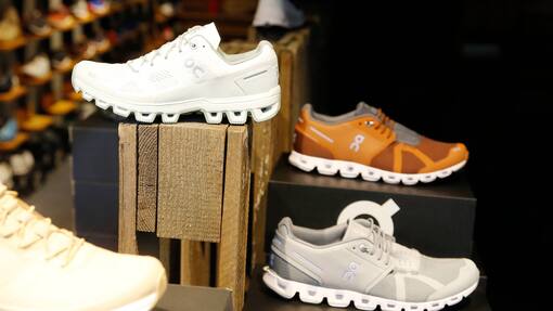 Laufschuhfirma On ist gut ins Jahr gestartet Foto Manuel Geisser 17.03.2021 : On Laufschuh in einem Sportgeschäft . Mitentwickler und Miteigentümer der Schweizer Laufschuhfima ist Tennis Ass Roger Federer *** Photo Manuel Geisser 17 03 2021 On running shoe in a sports shop Tennis ace Roger Federer is co-developer and co-owner of the Swiss running shoe company. PUBLICATIONxNOTxINxSUI