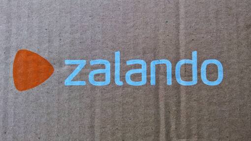 Was ist bei Zalando Schweiz in der Chefetage los? Die Zalando SE mit Sitz in Berlin ist ein börsennotierter deutscher Online-Versandhändler für Schuhe, Kleidung, Kosmetik und Accessoires. Das Unternehmen wurde 2008 von David Schneider und Robert Gentz gegründet und hat mehr als 50 Millionen aktive Kunden in 25 europäischen Märkten. Zalando ist in mehreren Geschäftsfeldern tätig, vom Internet-Shop über Eigenmarken, stationären Outlets in zwölf deutschen Städten. Foto: Zalando-Schriftzug auf einem Paket