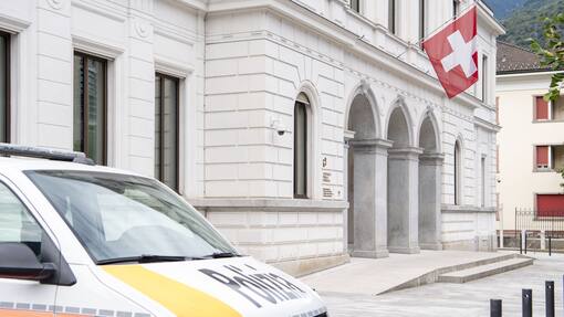 Bundesstrafgericht geht von Betrug ungeheuren Ausmasses aus Das Bundesstrafgericht in Bellinzona am Montag, 19. August 2024. Die Strafkammer des Bundesstrafgerichts hat mit der Befragung der Mutter eines zum Islam konvertierten Genfers begonnen, der sich der Terrormiliz Islamischer Staat (IS) anschloss. Der aus gesundheitlichen Gruenden abwesende Vater wird zu einem spaeteren Zeitpunkt vor Gericht erscheinen muessen. Die Eltern schickten ihrem Sohn Geld nach Syrien. Sie sind aus diesem Grund wegen Unterstuetzung des IS angeklagt. (KEYSTONE/Ti-Press/Francesca Agosta)