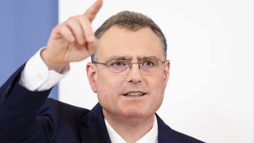 Jordan: Geldpolitik möglicherweise noch nicht «straff genug» Swiss National Bank's (SNB) Chairman of the Governing Board Thomas Jordan gestures during a media briefing at the Swiss National Bank in Zurich, Switzerland, on Thursday, June 22, 2023. (KEYSTONE/Michael Buholzer).