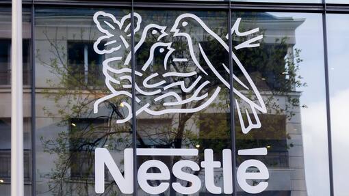 Schweizer Unternehmen schütten Rekorddividenden aus Nestlé ist Spitzenreiter bei Dividendenauschüttungen: Der Schweizer Lebensmittelmulti zahlte dieses Jahr 7,8 Milliarden Franken an seine Aktionärinnen und Aktionäre aus.