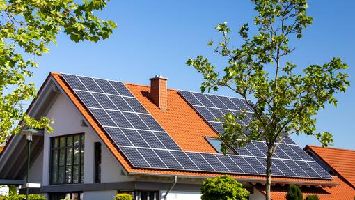 Die Migros geht aufs Dach Einfamilienhaus mit Photovoltaikanlage. Die Migros will die Sonnenenergie leichter zugänglich machen.
