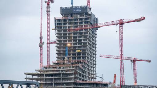 Betonskelett des Elbtowers macht das Benko-Desaster sichtbar Steigende Zinsen und ein verschachteltes Geschäftsmodel bringen Benko zu Fall: Was passiert mit dem noch nicht gebauten Elbtower?