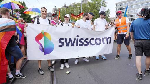 Swisscom verdiente 2023 deutlich mehr Swisscom Mitarbeitende an der Pride 2023: Erfreuliches Jahr für den Telekomkonzern.