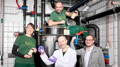 Dünger aus menschlichem Urin Die Gründer der Vuna GmbH: Nadège de Chambrier, Kai Udert, Bastian Etter und David de Chambrier.