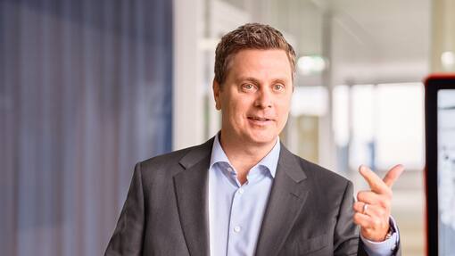 Roche begibt sich auf neues Terrain und kauft einen Blutdrucksenker HANDOUT - Dr. Thomas Schinecker, CEO Roche Group, portraitiert am Freitag, 17. Maerz 2023 in Basel. (Roche)