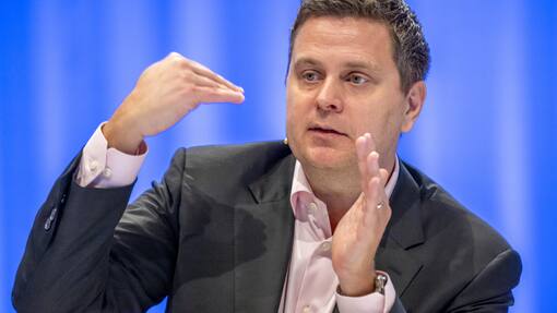 «Es geht nicht unbedingt um finanzielle Limits» epa11117424 Roche Group CEO Thomas Schinecker speaks during the 2023 full-year results media conference of the pharmaceutical company Roche in Basel, Switzerland, 01 February 2024. Roche reported a strong base business growth across both divisions an…