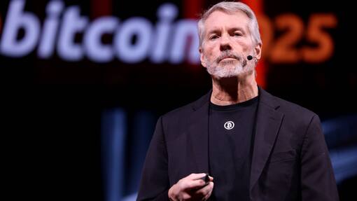Das Krypto-Kartenhaus von Strategy droht zu kippen May 29, 2025, Las Vegas, Nevada, USA: MICHAEL SAYLOR speaks at Bitcoin 2025 at the Venetian Hotel & Conference Center in Las Vegas, Nevada. Las Vegas USA - ZUMAg247 20250529_znp_g247_013 Copyright: xGagexSkidmorex