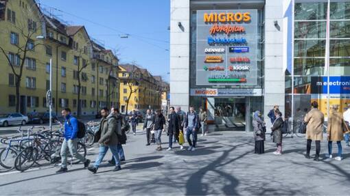 Migros verkauft Geschäftsbereiche und baut 1500 Stellen ab Migros-Hauptsitz am Limmatplatz Zürich: Die Verschlankung der Verwaltung soll das Supermarkt-Geschäft schlagkräftiger machen.