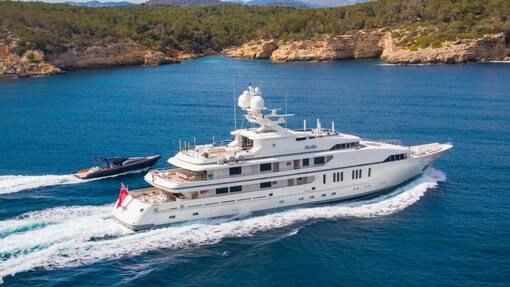 Multimillionär aus Lugano kauft René Benkos Superjacht Die 67-Meter-Yacht «Roma» von Rene Benko kann man mieten â für läppische 420'000 Euro pro Woche in der Hochsaison.