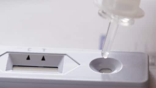 Roche erzielt deutlich weniger Umsatz Eine Frau macht einen Coronavirus Antigen-Selbsttest mit Nasenabstrich bei sich zu Hause, am Mittwoch 7. April 2021 in Zuerich. (KEYSTONE/Gaetan Bally)