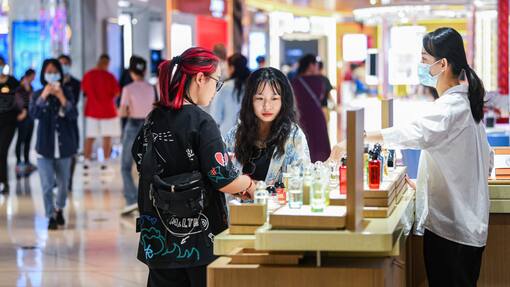 Die Schweizer Dutyfree-Firma Global Blue steht wohl vor dem Verkauf HAIKOU, CHINA - MAY 01: Customers shop at Global Duty-Free (GDF) Plaza during the May Day holiday on May 1, 2023 in Haikou, Hainan Province of China. (Photo by VCG/VCG via Getty Images)