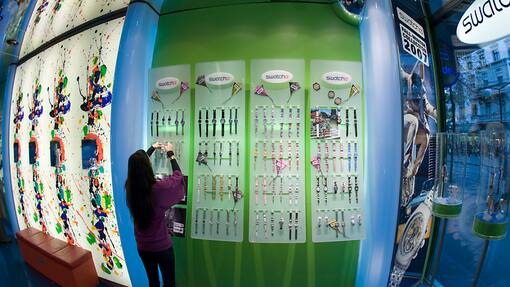 Swatch-Werbung lässt auf Partnerschaft mit Blancpain schliessen Vor den Swatch-Boutiquen dürften schon bald Kundinnen und Kunden Schlange stehen. Wie eine Werbe-Kampagne vermuten lässt, plant Swatch die Lancierung von fünf neuen Modellen im Kleid der Luxusuhrenmarke Blancpain.(Archivbild)