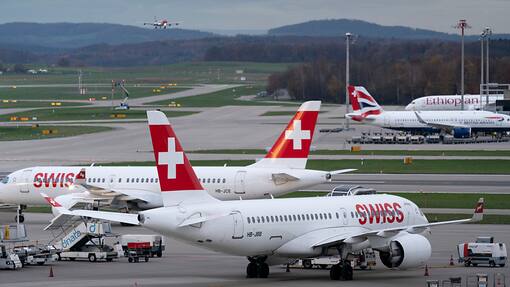 Swiss führt bei Inlandflügen «grünen» Zwangstarif ein Die Swiss will mit erhöhten Tarifen für Inlandflüge ihre Nachhaltigkeitsziele vorantreiben. Konkret werden die Emissionen aus Punkt-zu-Punktverbindungen zwischen Zürich und Genf neu über nachhaltige Treibstoffe reduziert. (Archivbild)